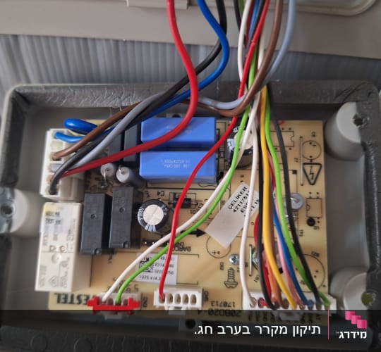 לוח מעגלים עם חוטים צבעוניים ומחברים